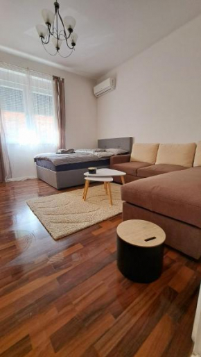 Johnny Apartment, public parking nearby